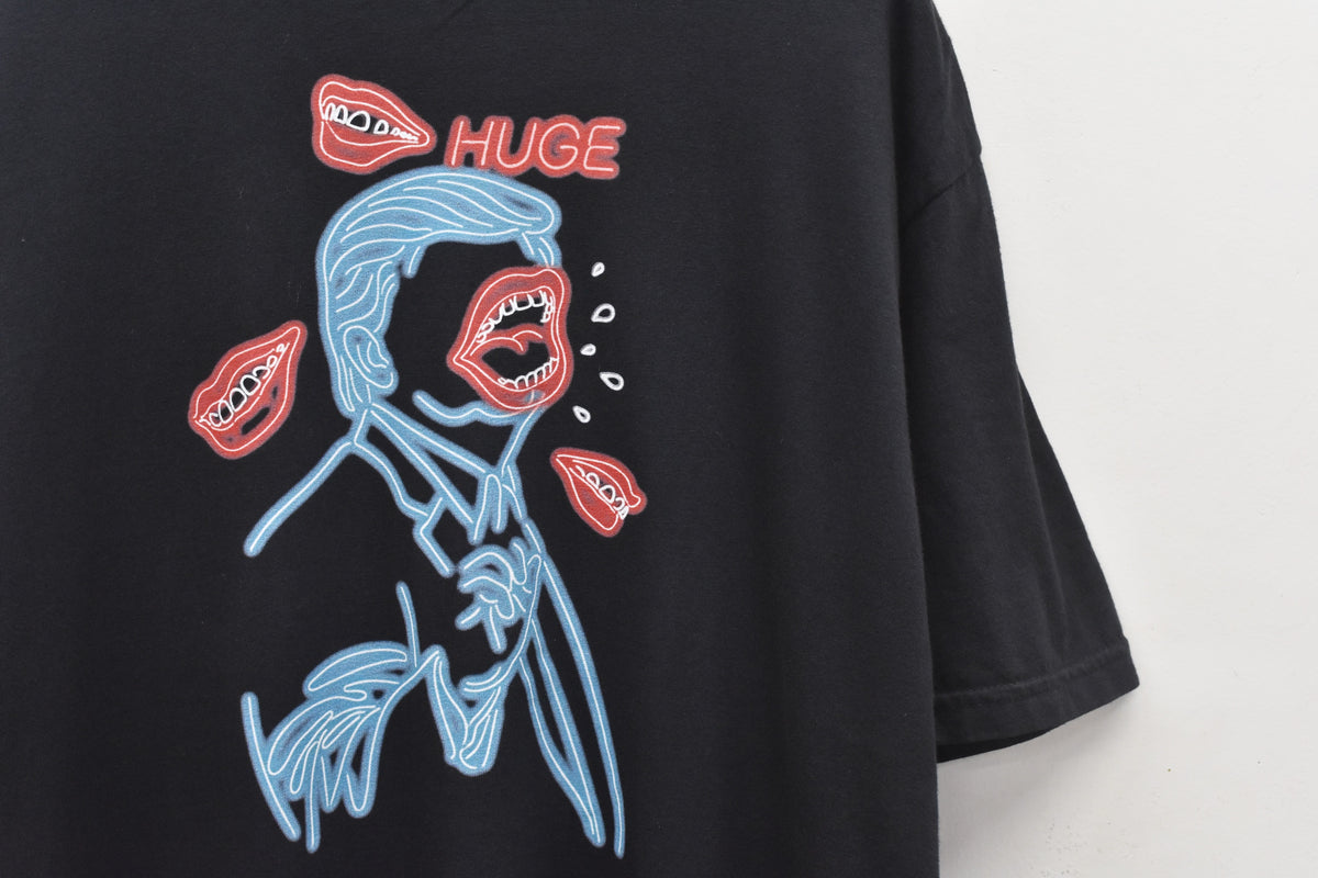 【ご予約商品】HUGE Tee