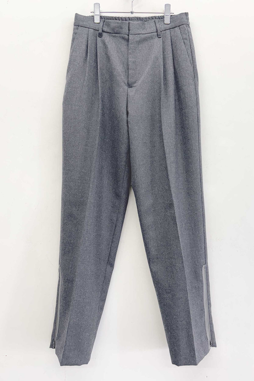 【NEW】　WOOL SERGE PLEATED HEM ZIP TROUSERS