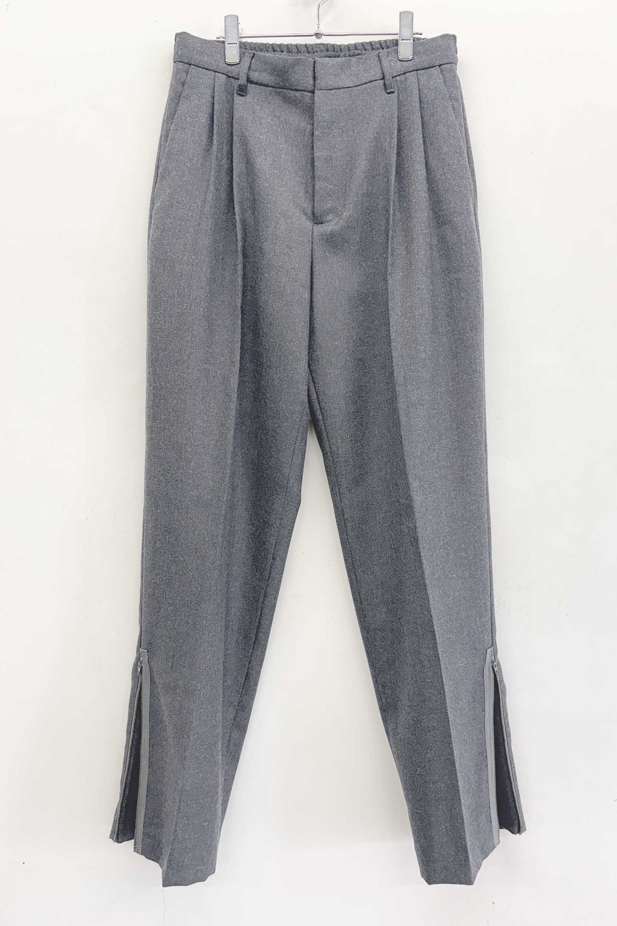 【NEW】　WOOL SERGE PLEATED HEM ZIP TROUSERS