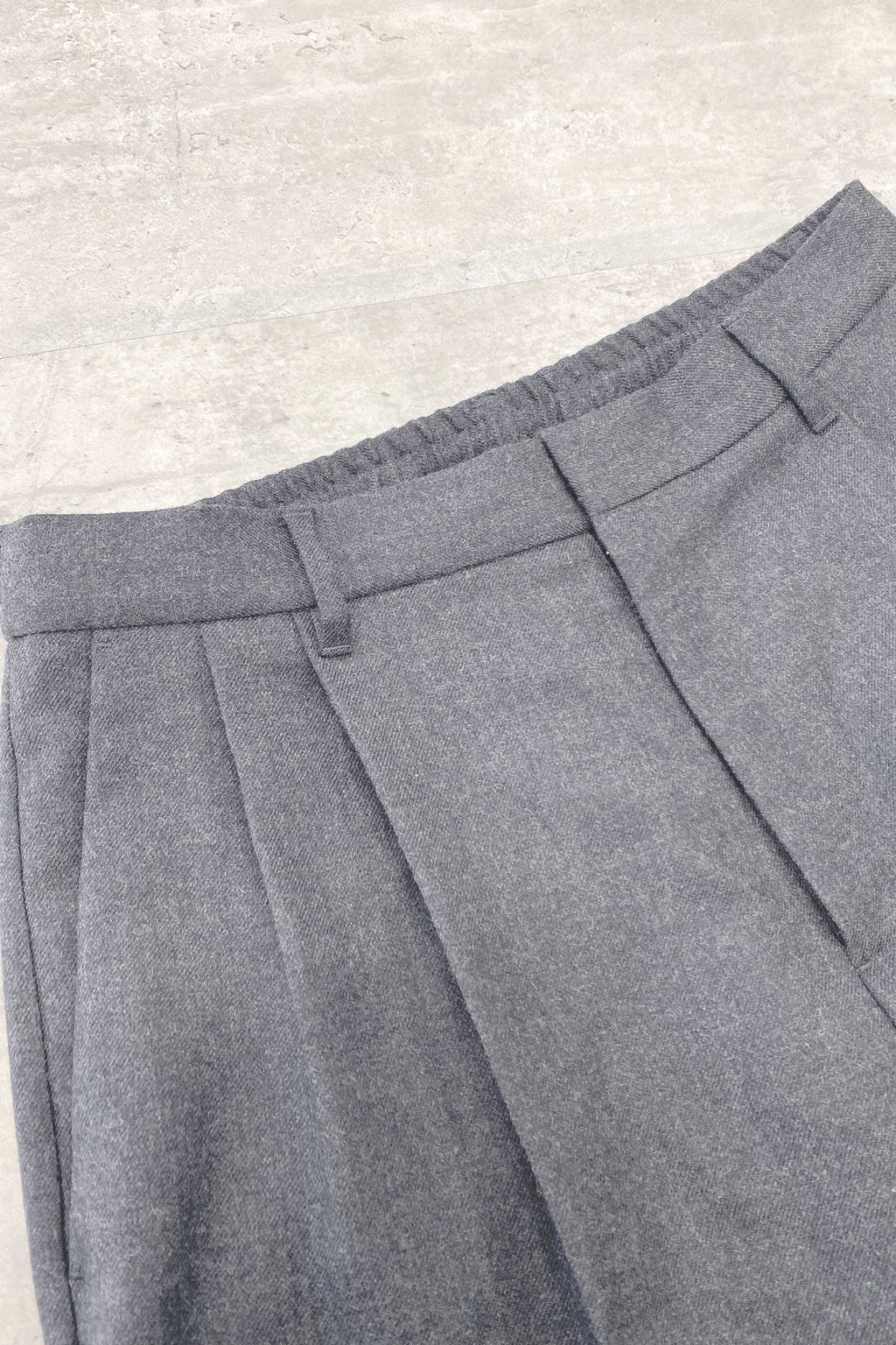 【NEW】　WOOL SERGE PLEATED HEM ZIP TROUSERS