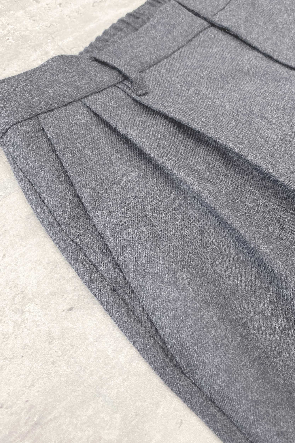 【NEW】　WOOL SERGE PLEATED HEM ZIP TROUSERS