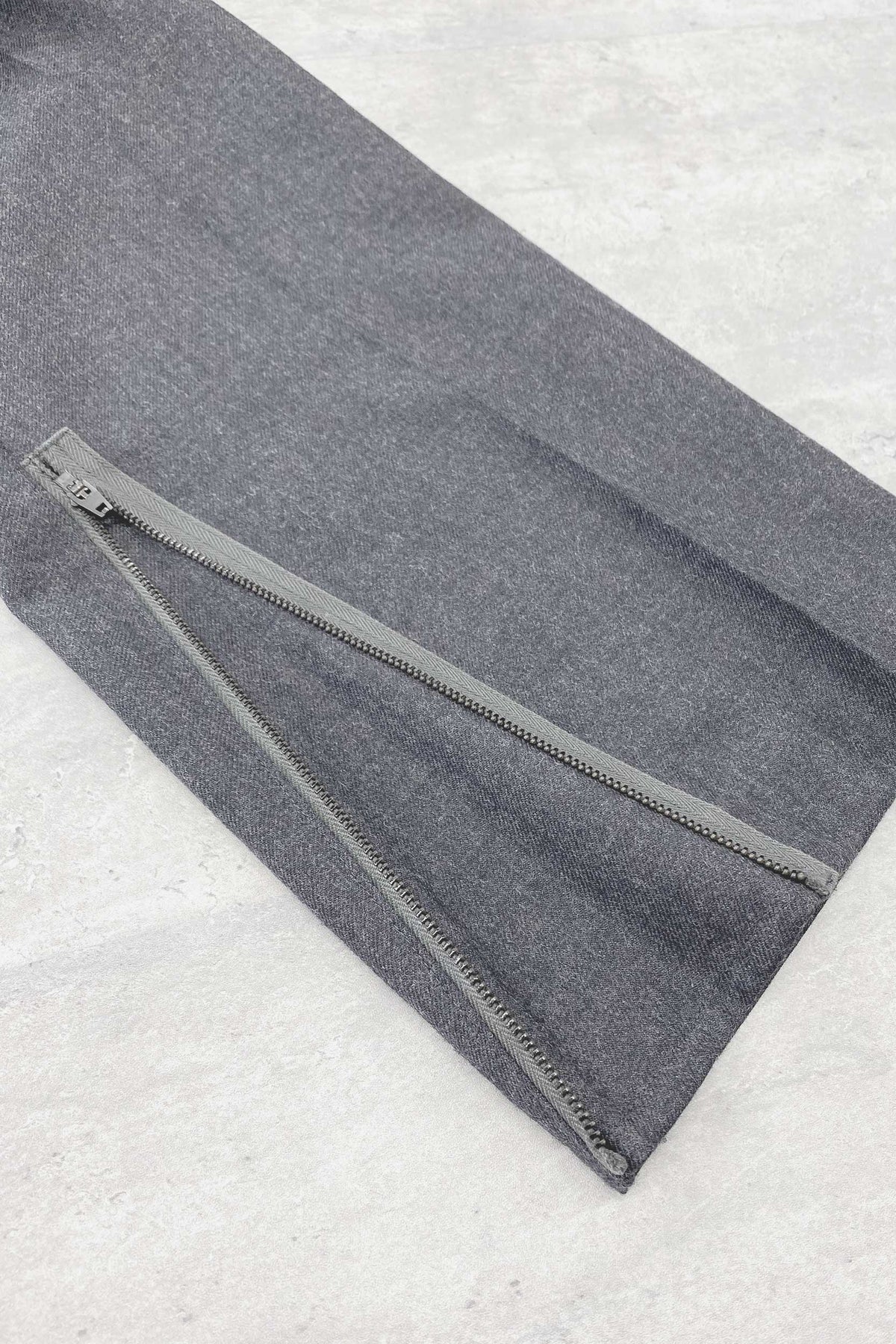 【NEW】　WOOL SERGE PLEATED HEM ZIP TROUSERS