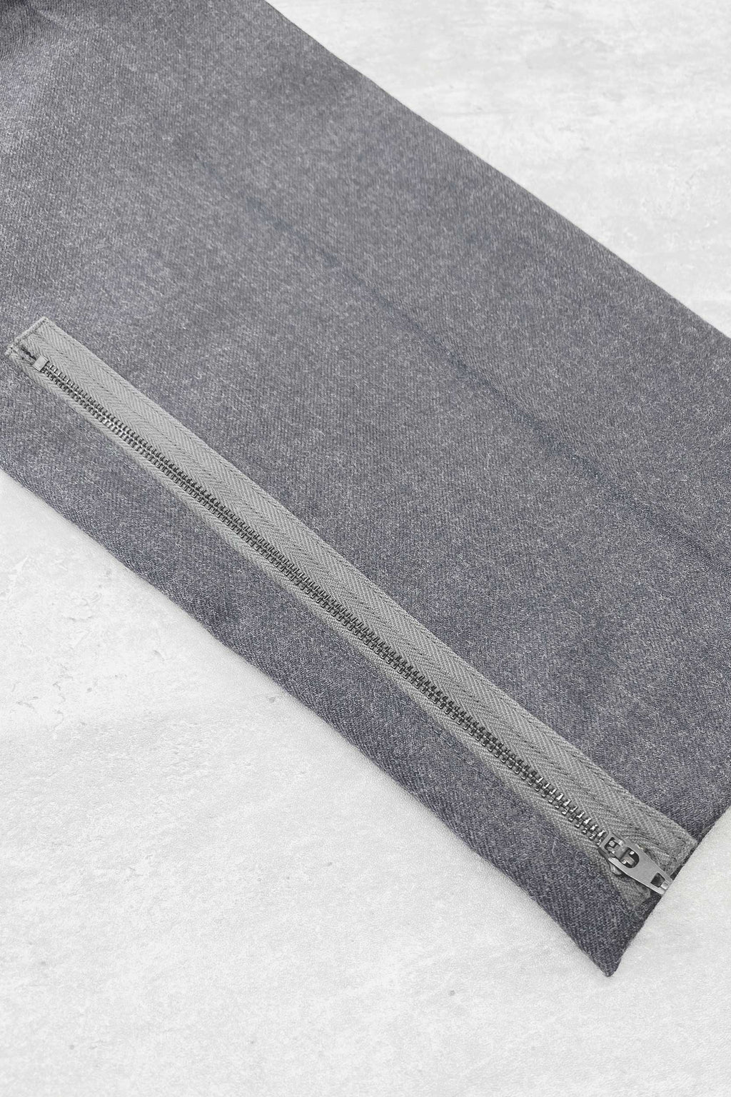 【NEW】　WOOL SERGE PLEATED HEM ZIP TROUSERS