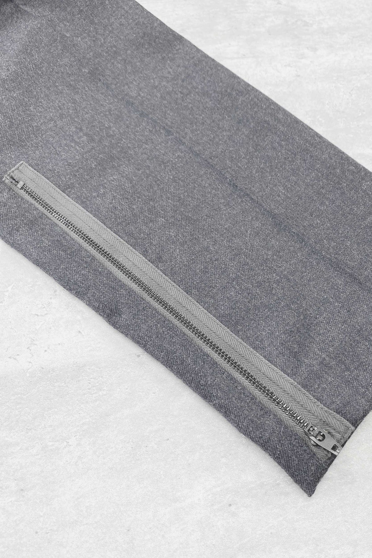 【NEW】　WOOL SERGE PLEATED HEM ZIP TROUSERS