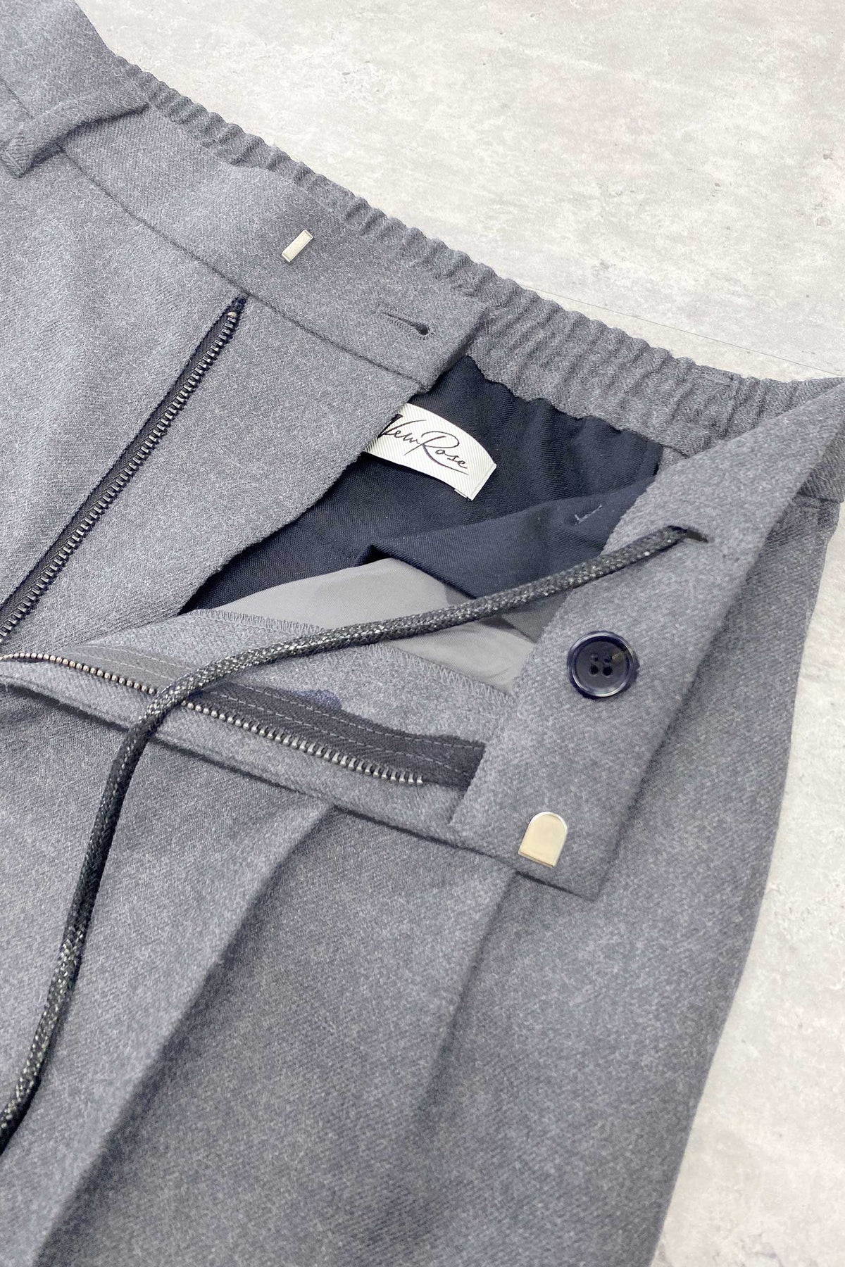 【NEW】　WOOL SERGE PLEATED HEM ZIP TROUSERS