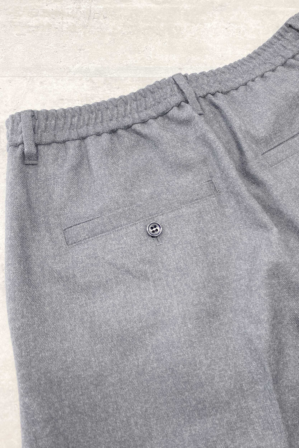 【NEW】　WOOL SERGE PLEATED HEM ZIP TROUSERS