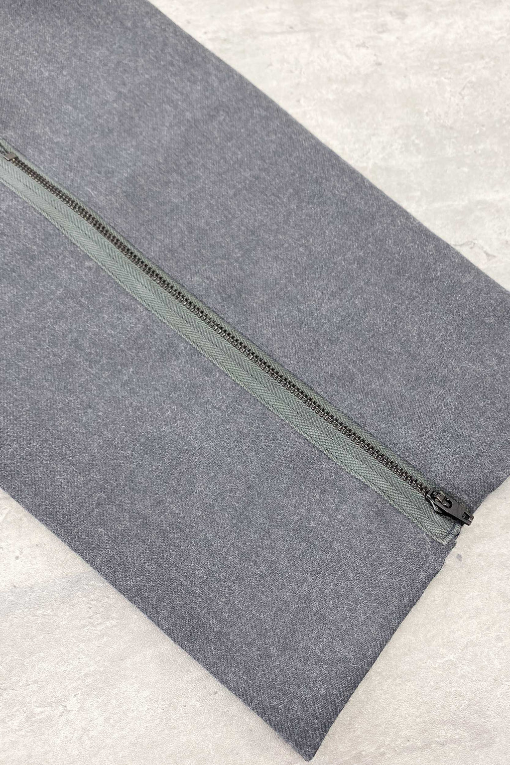【NEW】　WOOL SERGE PLEATED HEM ZIP TROUSERS