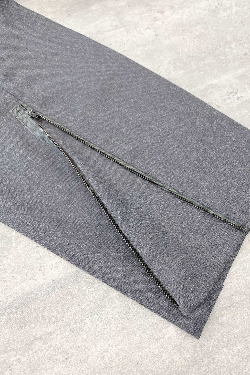【NEW】　WOOL SERGE PLEATED HEM ZIP TROUSERS