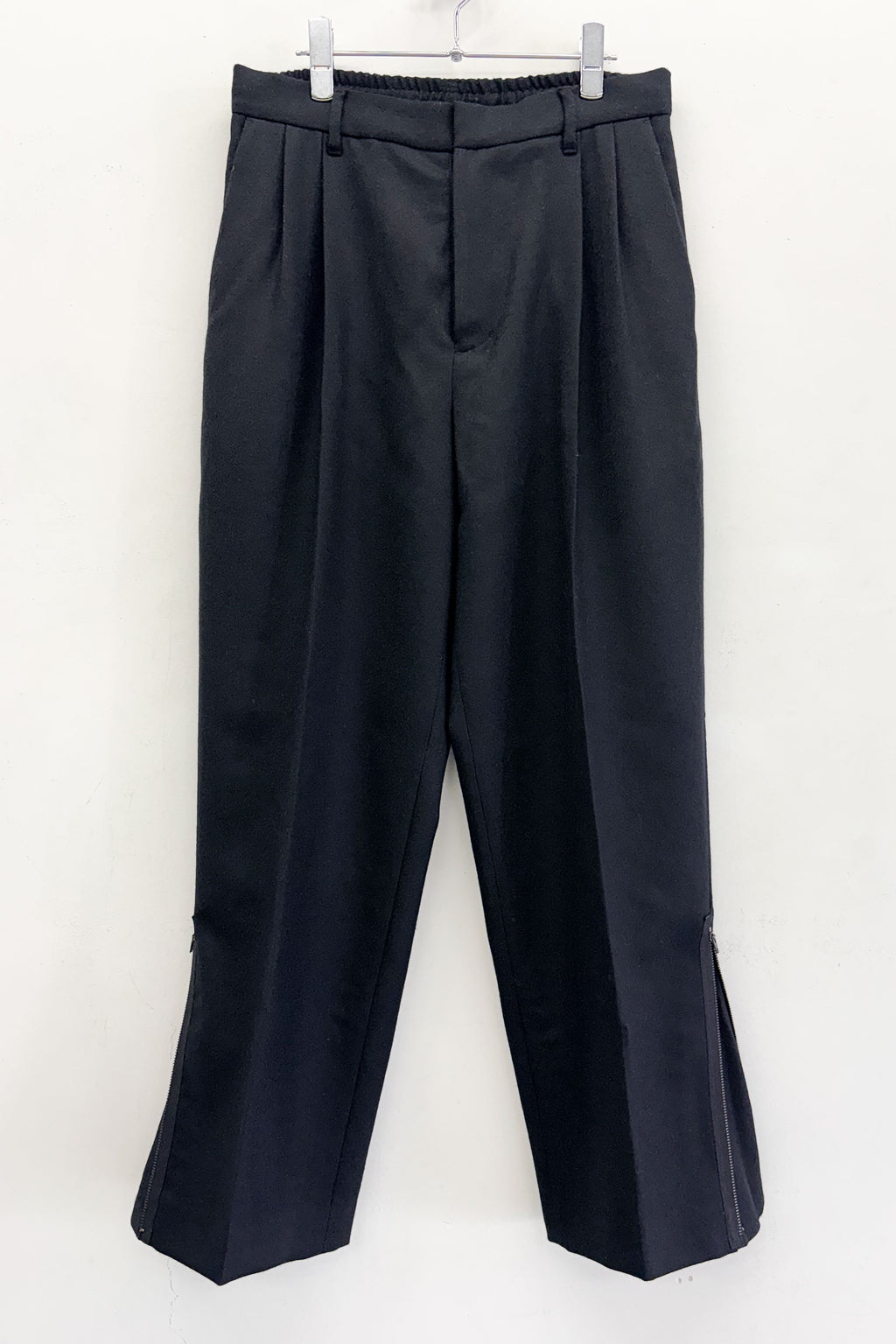 【NEW】　WOOL SERGE PLEATED HEM ZIP TROUSERS