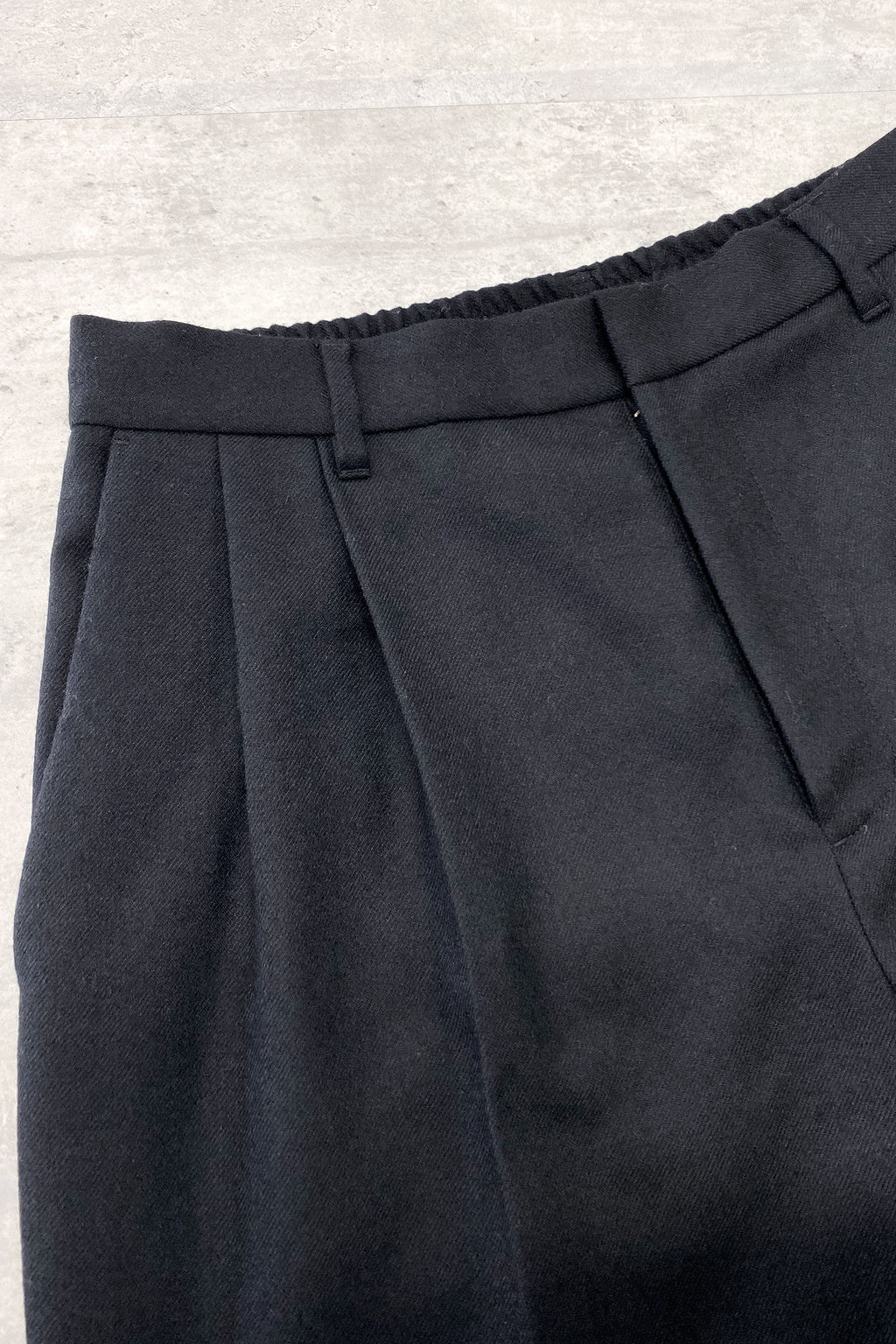 【NEW】　WOOL SERGE PLEATED HEM ZIP TROUSERS