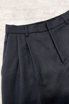 【NEW】　WOOL SERGE PLEATED HEM ZIP TROUSERS
