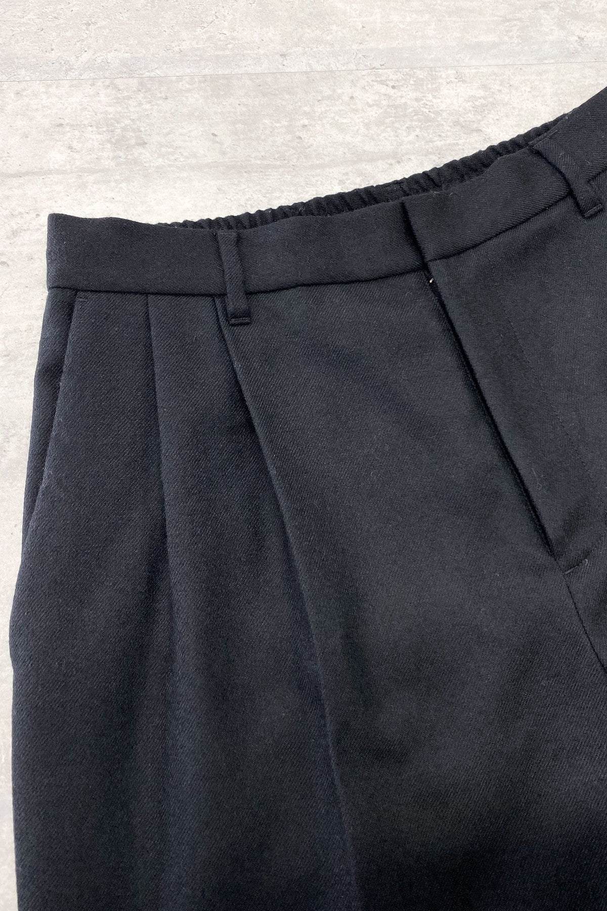 【NEW】　WOOL SERGE PLEATED HEM ZIP TROUSERS