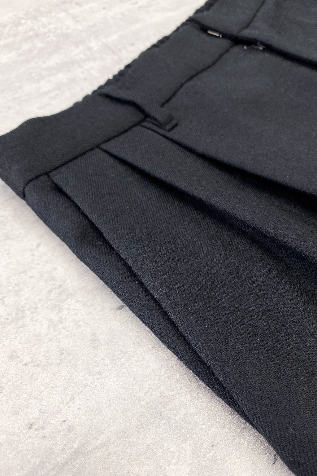 【NEW】　WOOL SERGE PLEATED HEM ZIP TROUSERS