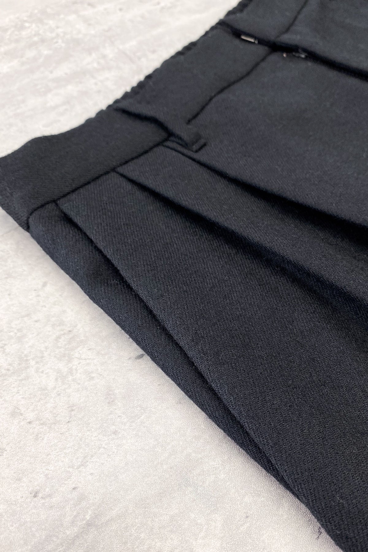 【NEW】　WOOL SERGE PLEATED HEM ZIP TROUSERS