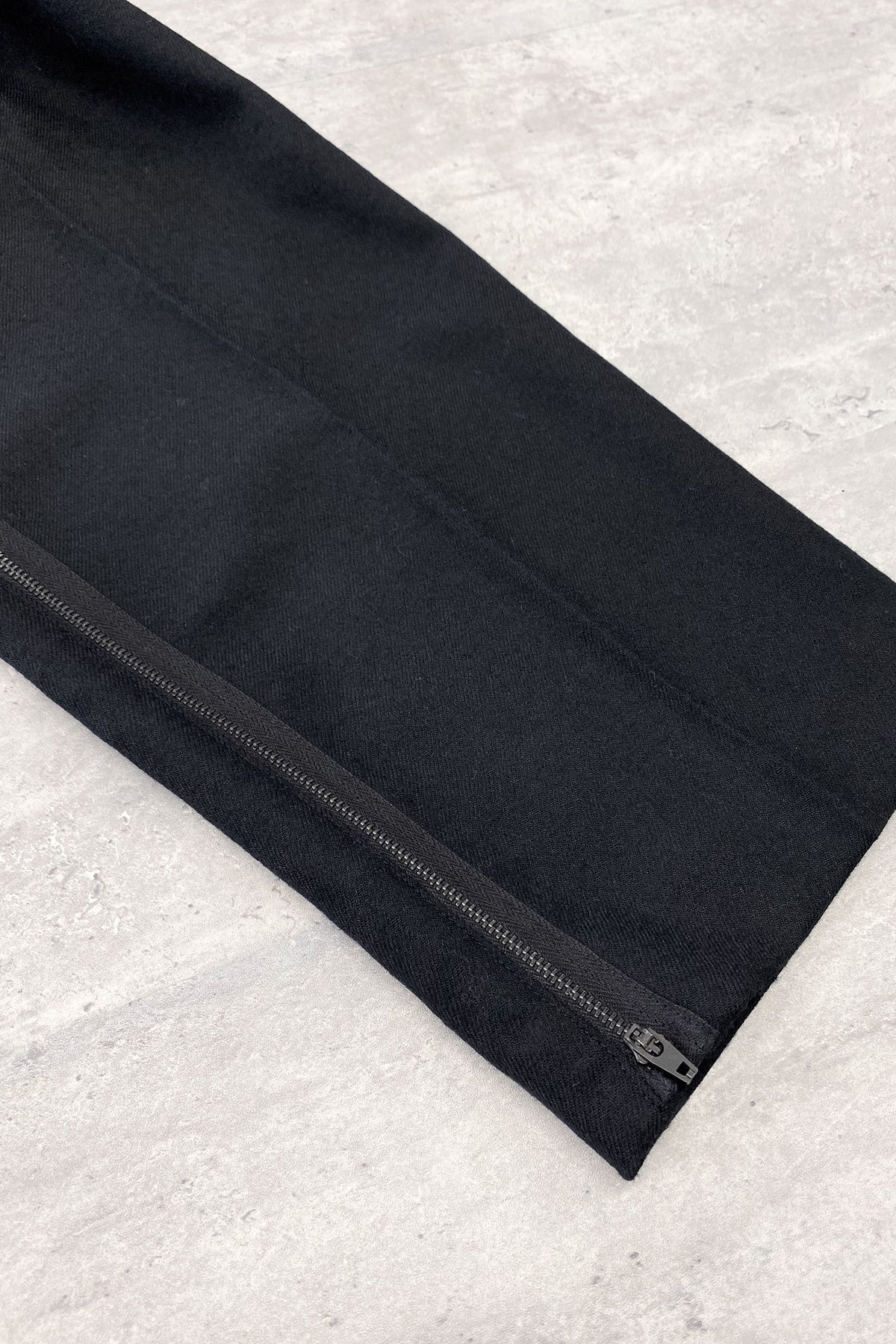 【NEW】　WOOL SERGE PLEATED HEM ZIP TROUSERS