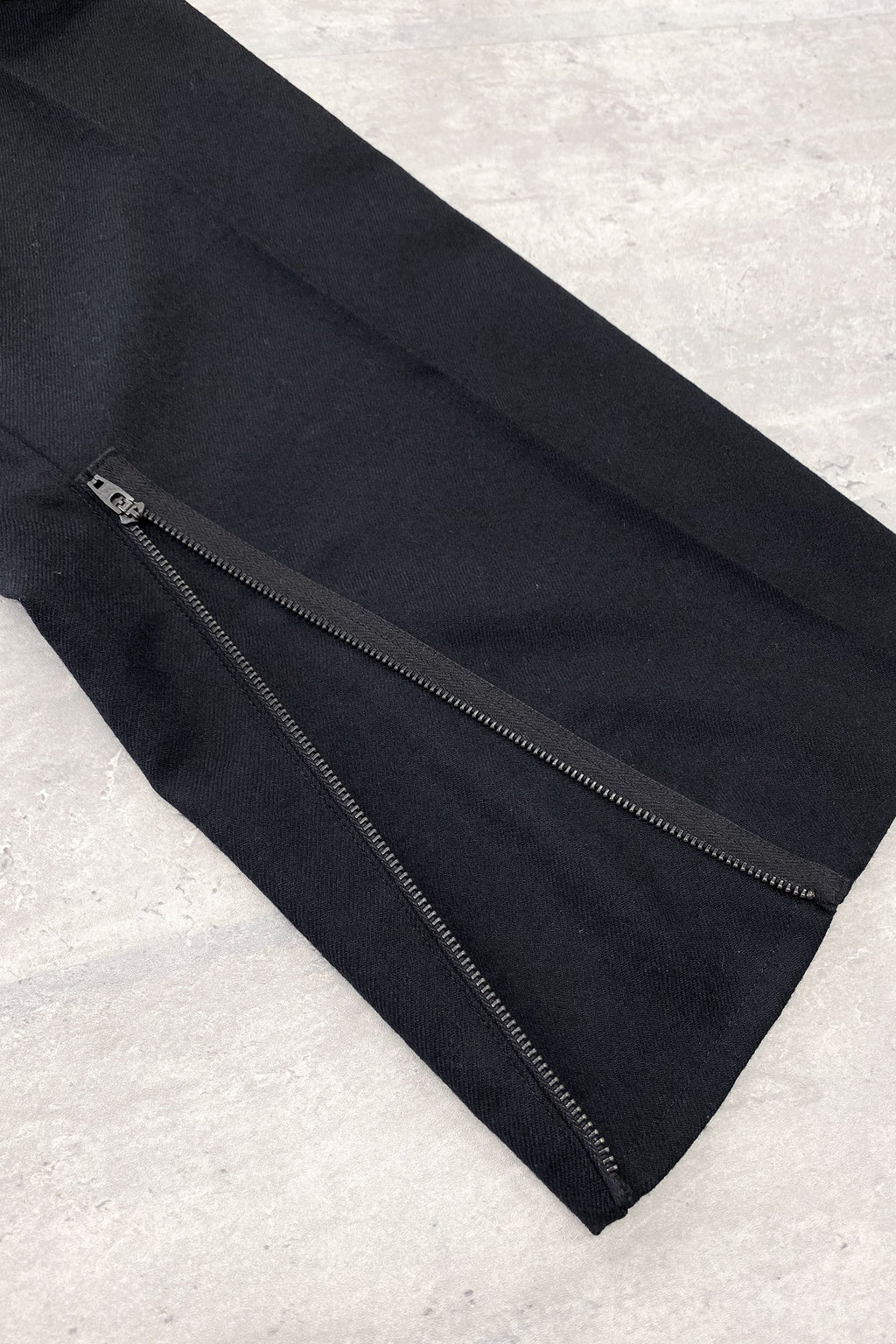 【NEW】　WOOL SERGE PLEATED HEM ZIP TROUSERS