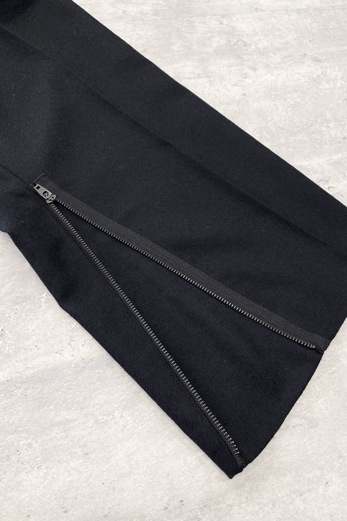 【NEW】　WOOL SERGE PLEATED HEM ZIP TROUSERS