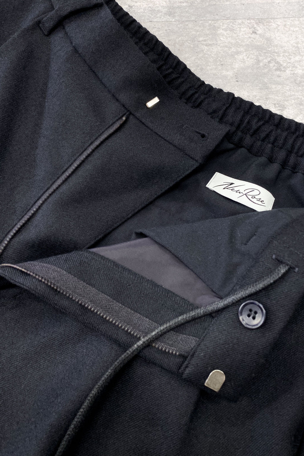 【NEW】　WOOL SERGE PLEATED HEM ZIP TROUSERS