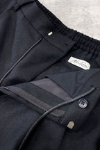 【NEW】　WOOL SERGE PLEATED HEM ZIP TROUSERS