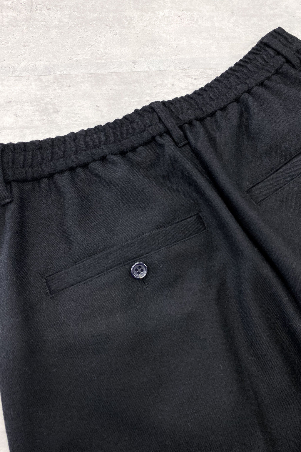 【NEW】　WOOL SERGE PLEATED HEM ZIP TROUSERS